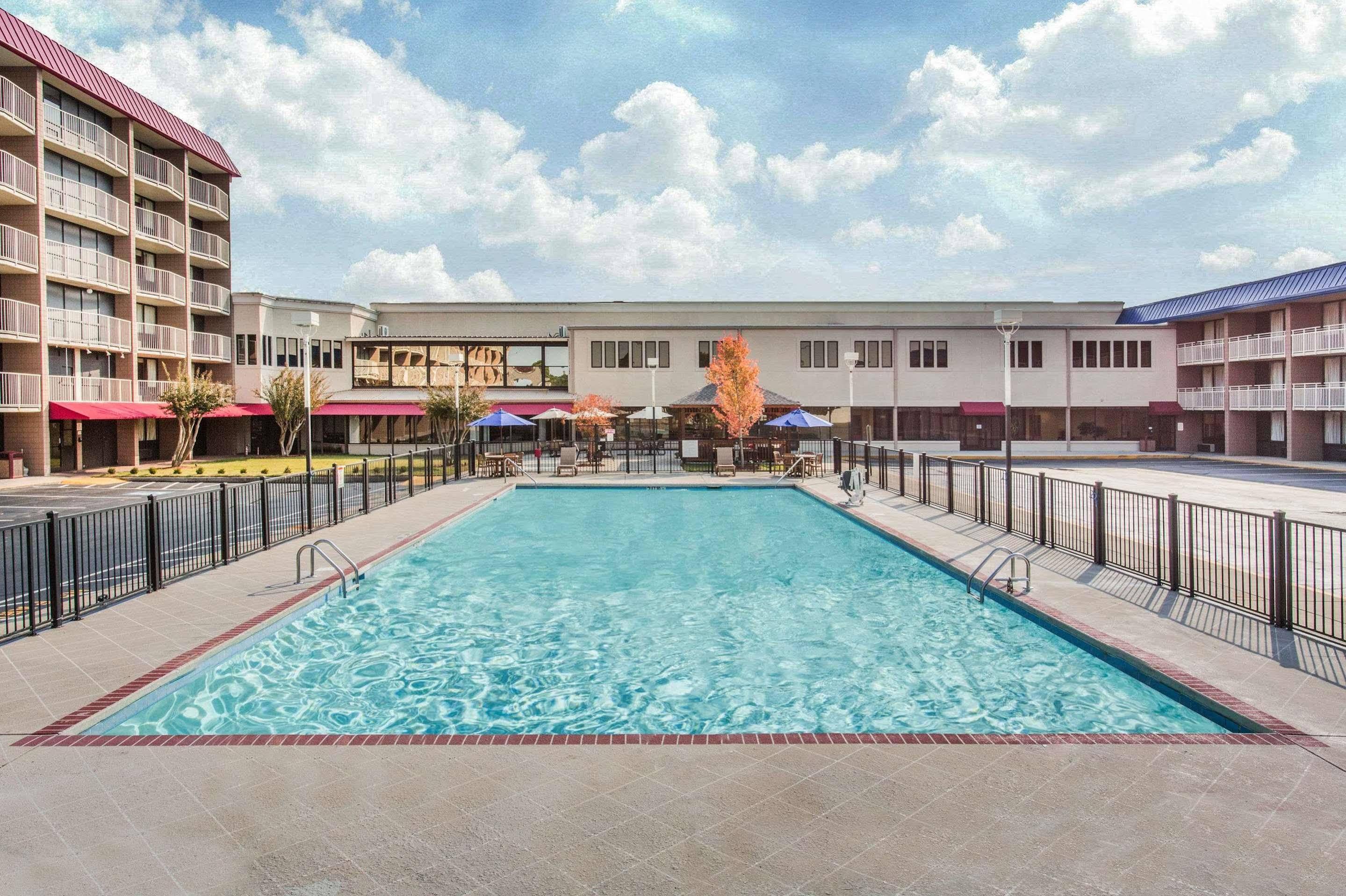 Baymont By Wyndham Fayetteville Fort Bragg Area Екстер'єр фото