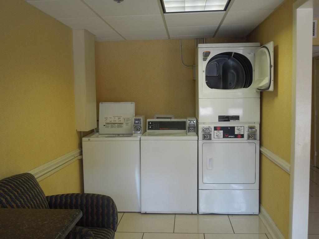 Baymont By Wyndham Fayetteville Fort Bragg Area Екстер'єр фото