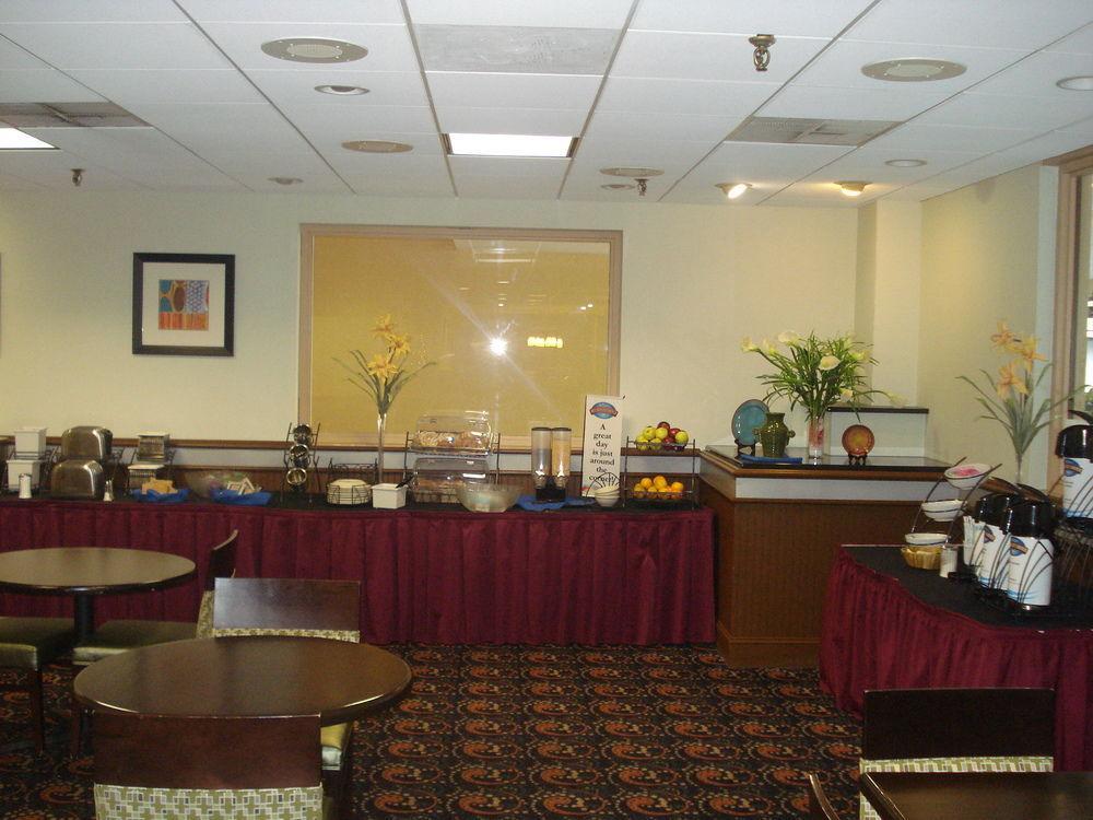 Baymont By Wyndham Fayetteville Fort Bragg Area Екстер'єр фото