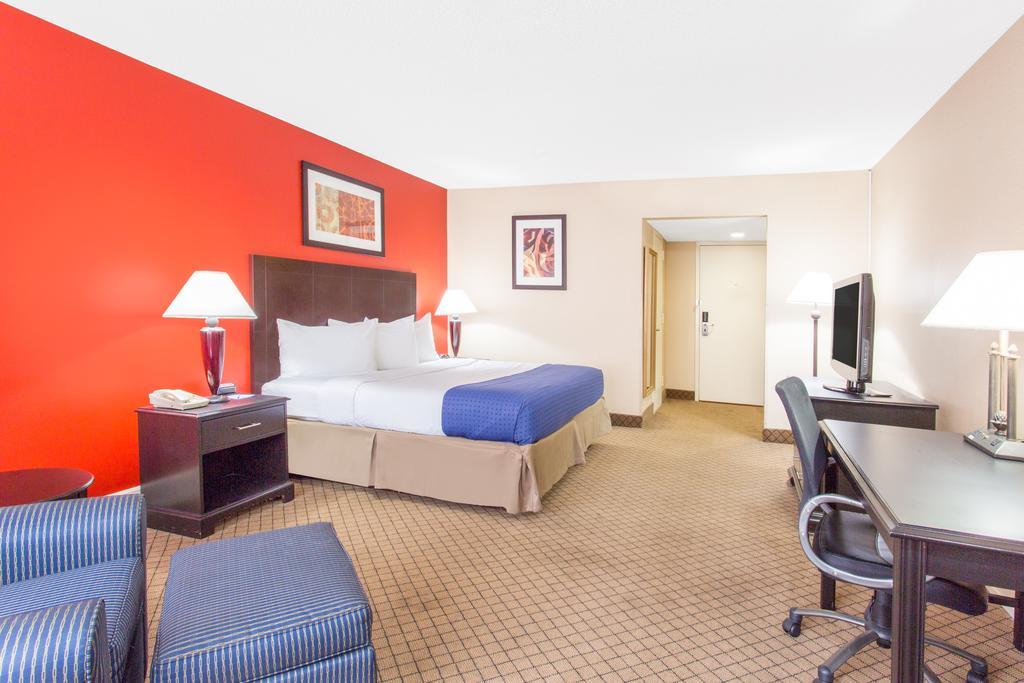 Baymont By Wyndham Fayetteville Fort Bragg Area Екстер'єр фото