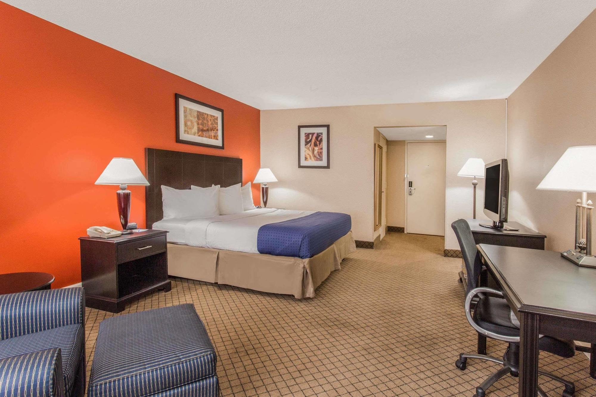 Baymont By Wyndham Fayetteville Fort Bragg Area Екстер'єр фото