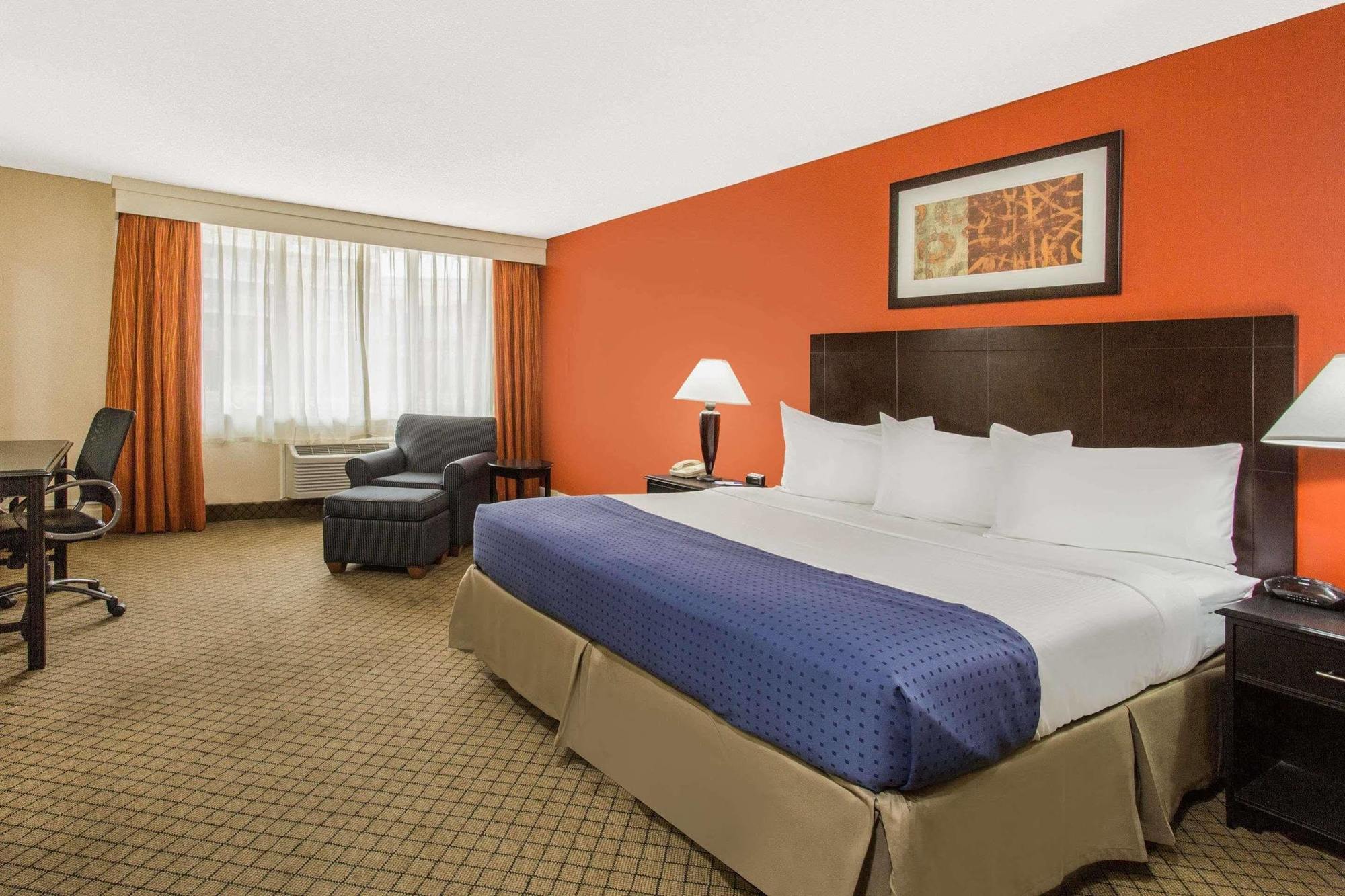 Baymont By Wyndham Fayetteville Fort Bragg Area Екстер'єр фото