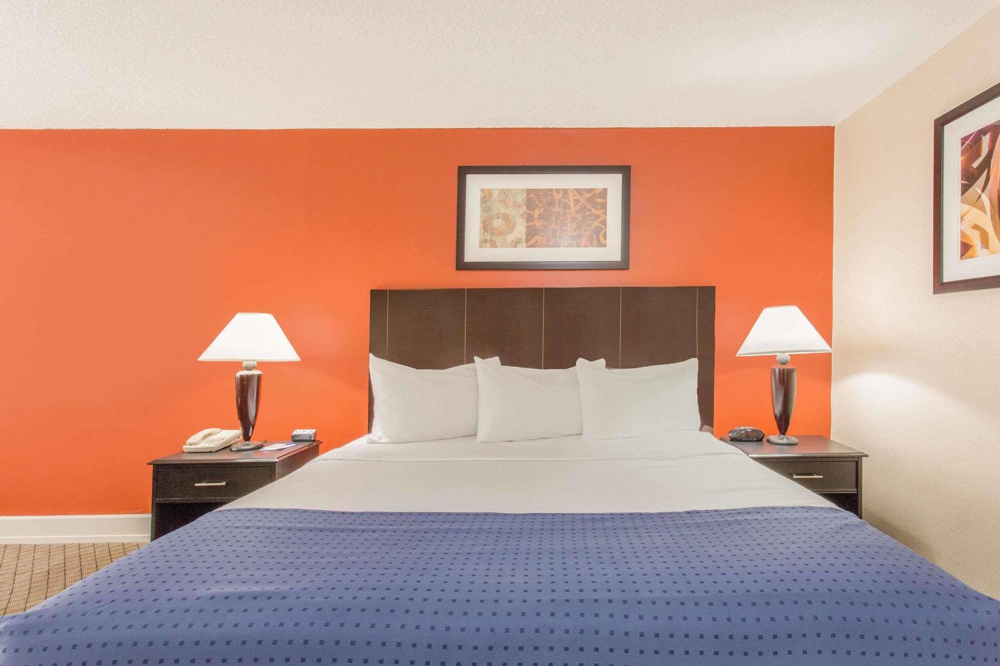 Baymont By Wyndham Fayetteville Fort Bragg Area Екстер'єр фото