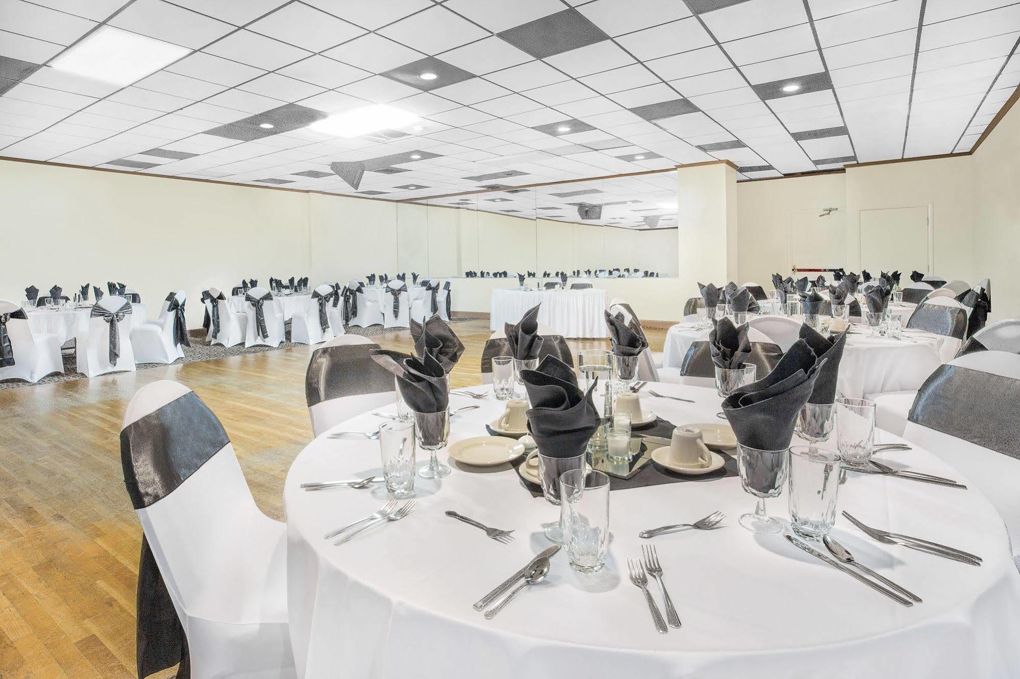 Baymont By Wyndham Fayetteville Fort Bragg Area Екстер'єр фото