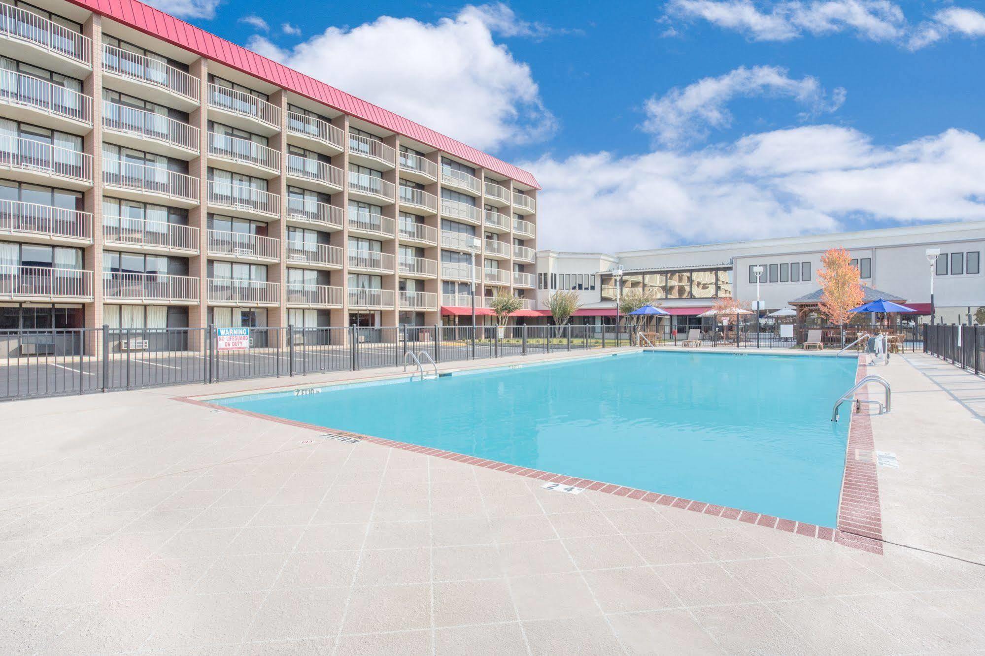 Baymont By Wyndham Fayetteville Fort Bragg Area Екстер'єр фото