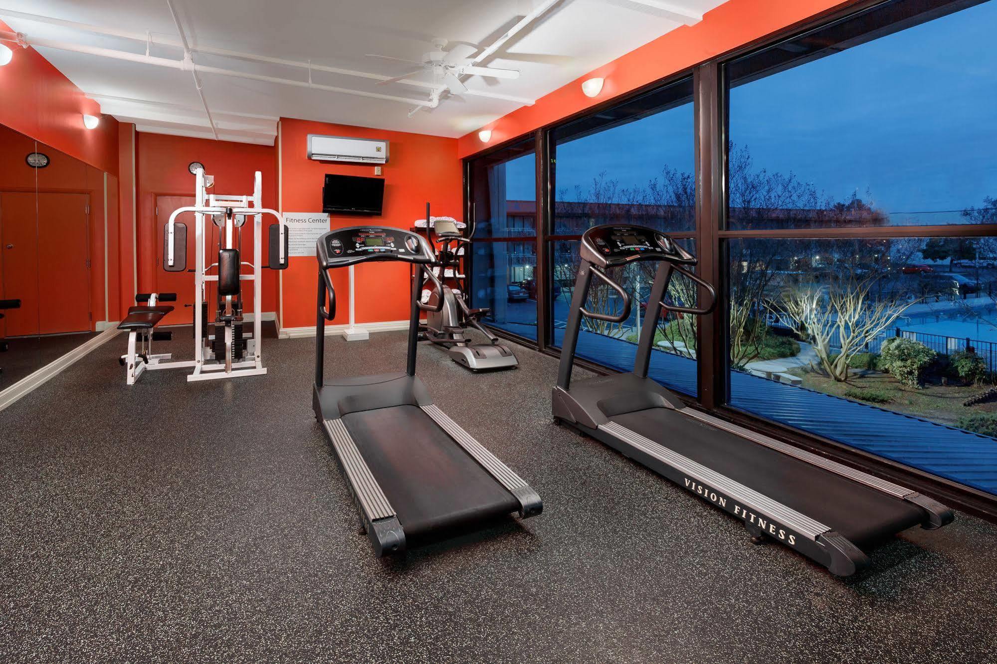 Baymont By Wyndham Fayetteville Fort Bragg Area Екстер'єр фото