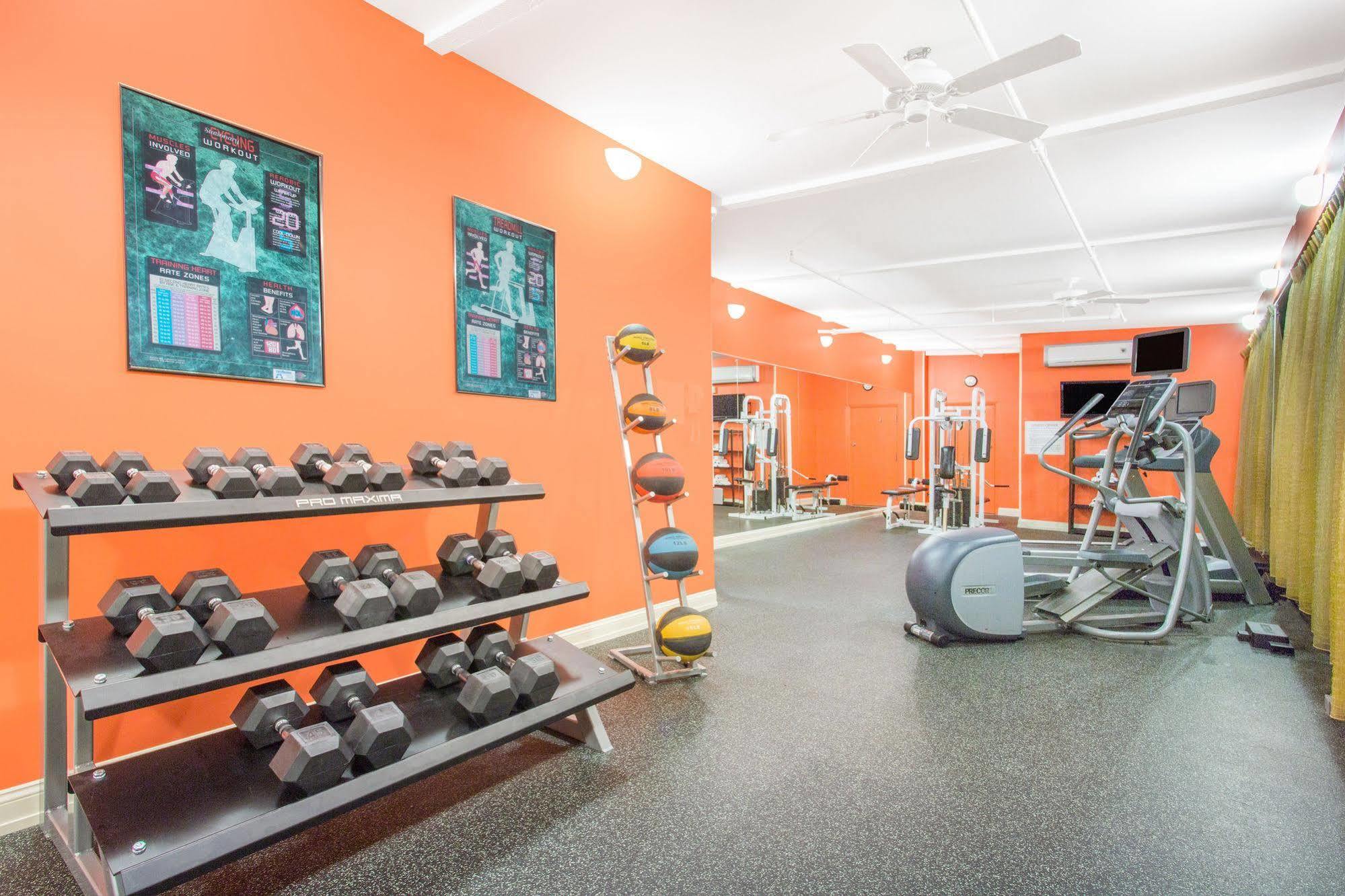 Baymont By Wyndham Fayetteville Fort Bragg Area Екстер'єр фото