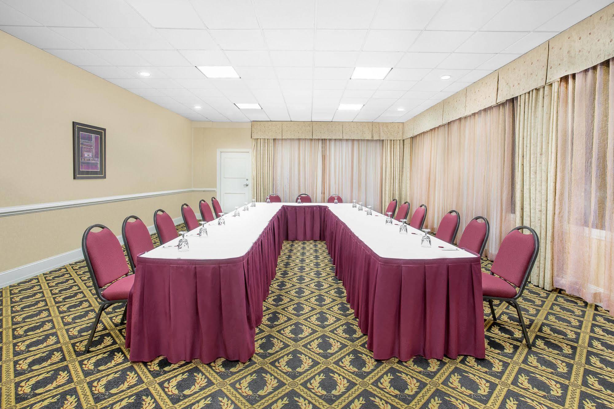 Baymont By Wyndham Fayetteville Fort Bragg Area Екстер'єр фото