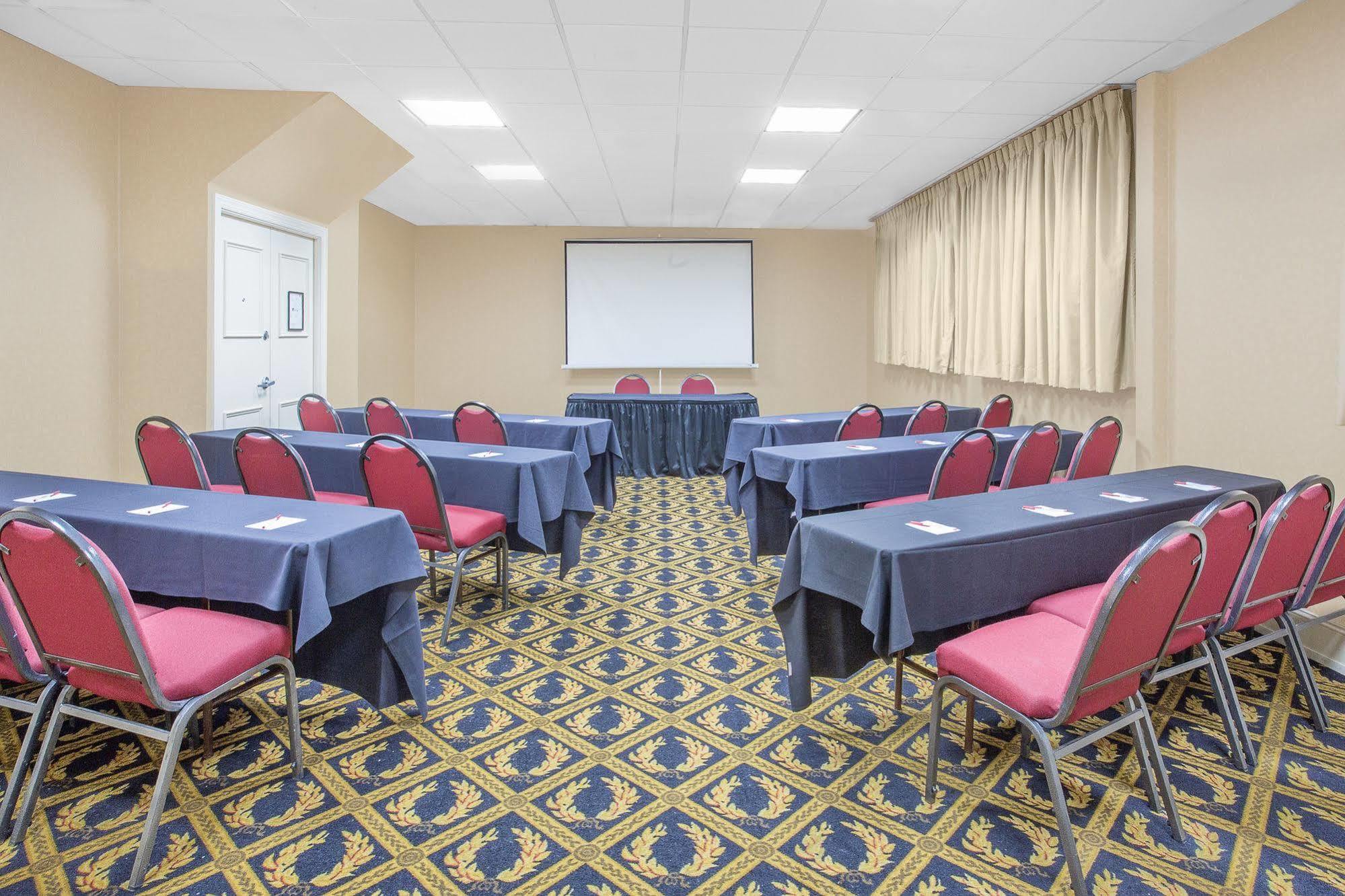Baymont By Wyndham Fayetteville Fort Bragg Area Екстер'єр фото