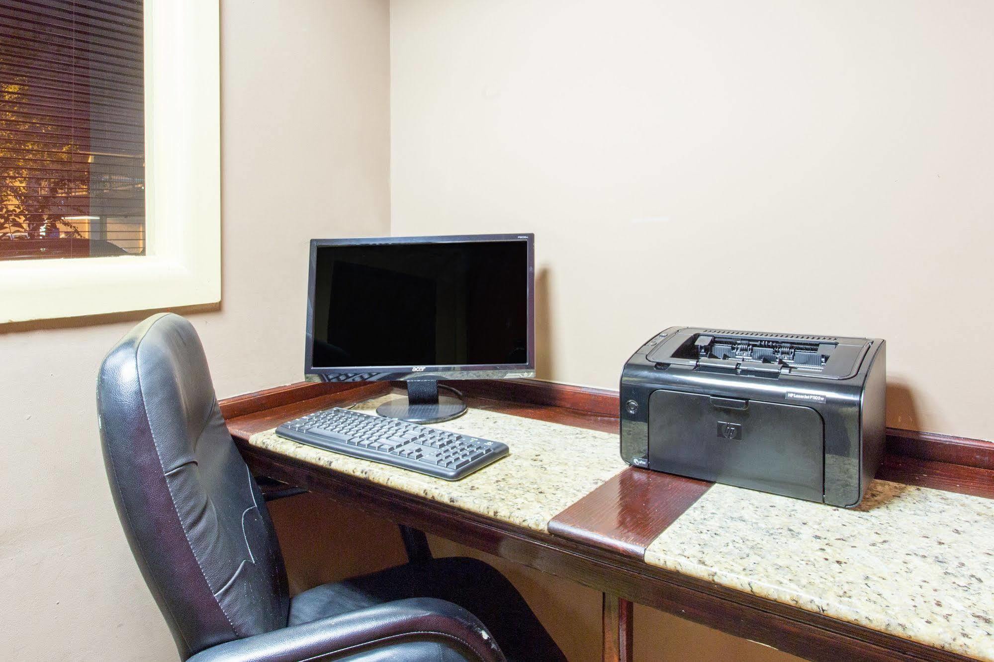 Baymont By Wyndham Fayetteville Fort Bragg Area Екстер'єр фото